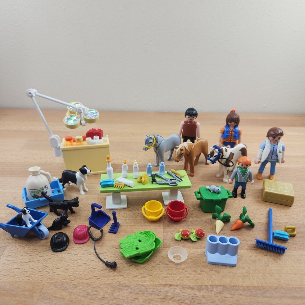 Playmobil 4343 Figure Lot for Vet Clinic & Horses Lot